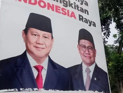 Baliho Prabowo-Cak Imin Mejeng di Jalanan Tangsel