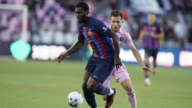 Permasalahan finansial di Barcelona membuat klub raksasa Spanyol itu terancam kehilangan Franck Kessie dan Andreas Christensen.