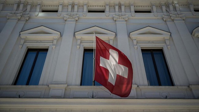 Bank Sentral Swiss Pangkas Suku Bunga Jadi 0%, Ekonomi Global Suram? Bank Nasional Swiss (SNB) memangkas suku bunga acuannya menjadi nol persen pada Kamis (19/7).