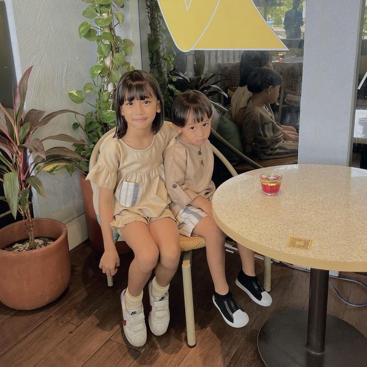 <p>Berjarak empat tahun dengan Khanza, kakak beradik ini terlihat begitu kompak. Mereka mengenakan baju berwarna senada, Bunda. (Foto: Instagram @poppybungariphat)</p>