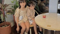 <p>Berjarak empat tahun dengan Khanza, kakak beradik ini terlihat begitu kompak. Mereka mengenakan baju berwarna senada, Bunda. (Foto: Instagram @poppybungariphat)</p>