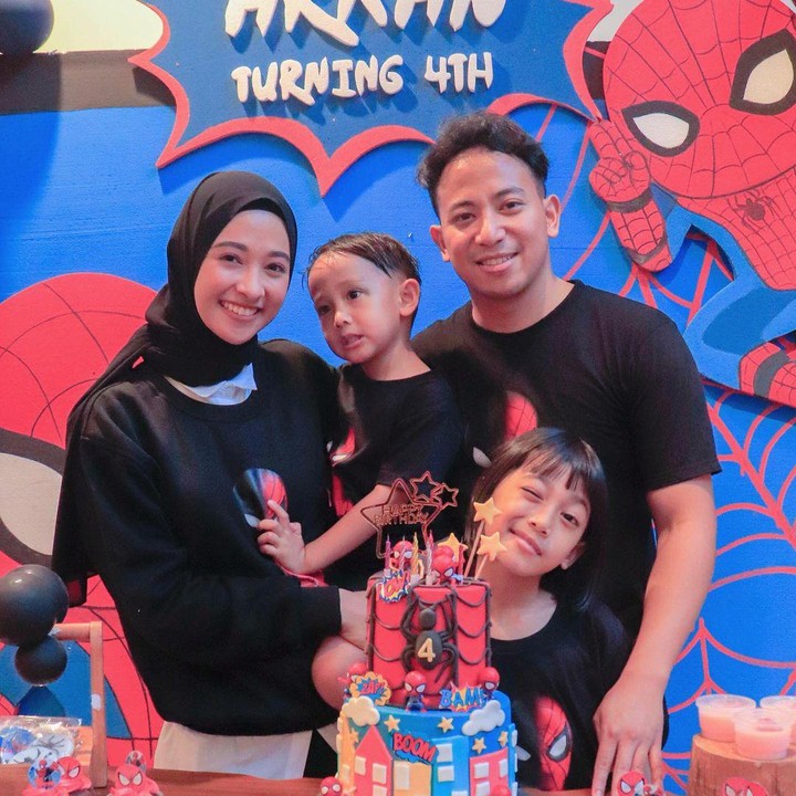 <p>Baru-baru ini, Poppy Bunga dan sang suami, Fattah Riphat menggelar pesta ulang tahun anak bungsunya, Arkandra. Keluarga ini pun kompak mengenakan pakaian serba hitam dengan tema ulang tahun SpiderMan. (Foto: Instagram @poppybungariphat)</p>