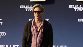 Brad Pitt dan Para Pemain Bullet Train Bikin Grup Band