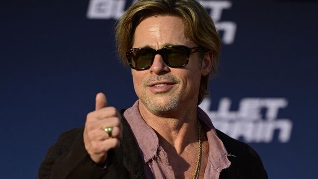 Pakai rok selutut di acara premier Bullet Train di Berlin, Selasa (19/7), tato gahar Brad Pitt terpampang nyata.