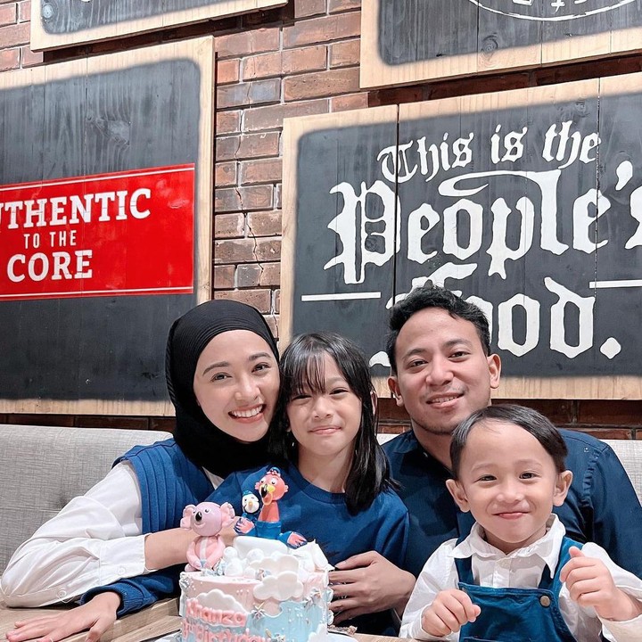 <p>Bulan lalu, Poppy Bunga dan keluarga juga merayakan ulang tahun Khanza yang ke delapan. Kala itu, keluarga Poppy Bunga kompak memakai baju warna biru. (Foto: Instagram @poppybungariphat)</p>