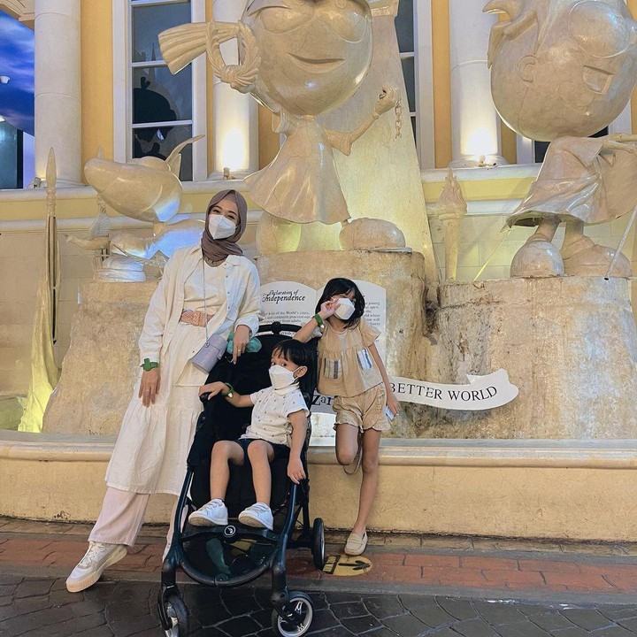 <p>Di tengah kesibukannya, Poppy tetap menyempatkan waktu untuk berlibur dengan kedua anaknya. (Foto: Instagram @poppybungariphat)</p>