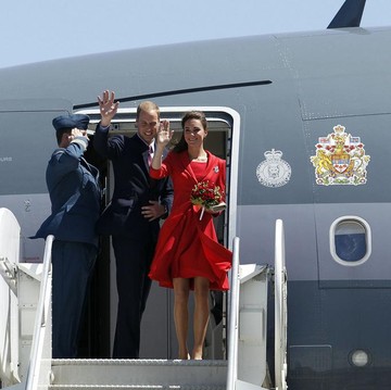 Dari Kate Middleton Hingga Ratu Letizia, Berikut Fashion Airport Terbaik Ala Royal Family!