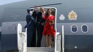 Dari Kate Middleton Hingga Ratu Letizia, Berikut Fashion Airport Terbaik Ala Royal Family!