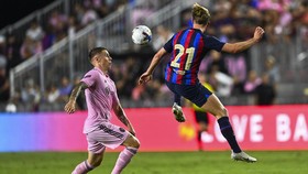 Jadi Bek Tengah, De Jong Mulai Dilupakan Barcelona?