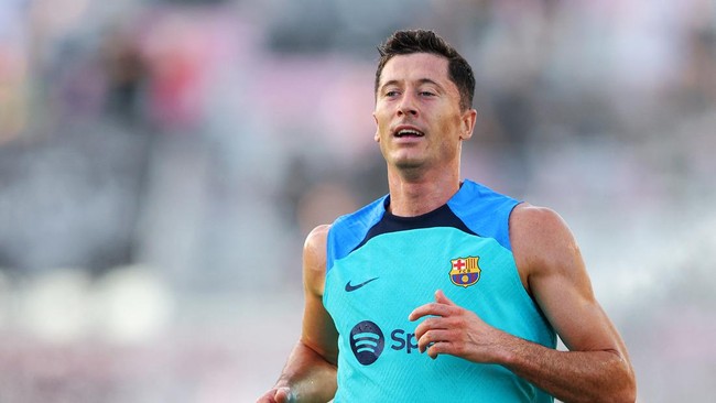 Barcelona mengumumkan bahwa mereka punya huruf 'W' sehingga bisa mencetak kostum dengan nama Robert Lewandowski.