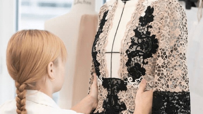 Melihat Detail Istimewa Koleksi Haute Couture Fall 2022, Ada yang Dikerjakan 800 Jam!
