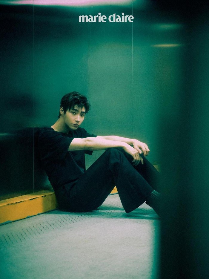 Pada potret lainnya, Hwang In Youp tampil dengan gaya messy hair dengan balutan pakaian serba hitam. Tatapannya yang terlihat serius dan cenderung 'sendu' pastinya mampu menghipnotis para fans, ya!/ Foto: Yoon Ji Yong/instagram.com/marieclairekorea