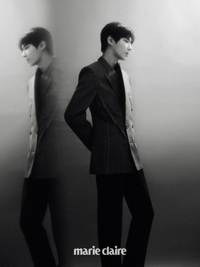 Menampilkan gaya yang simpel namun maskulin, sang aktor terlihat memesona dalam potret bernuansa hitam putih./ Foto: Yoon Ji Yong/instagram.com/marieclairekorea