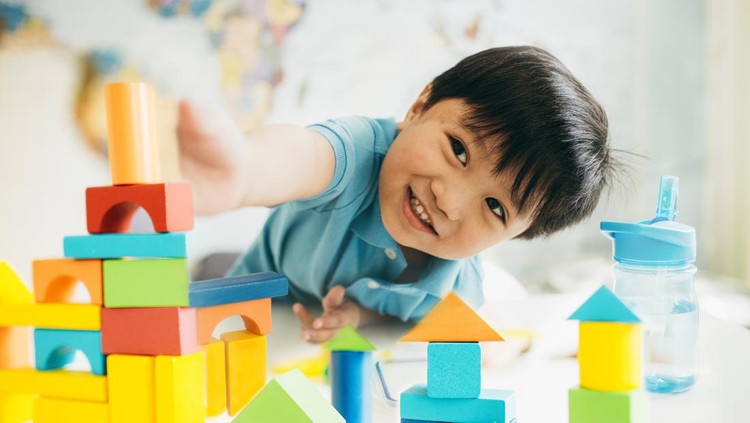 Smiling little constructor
