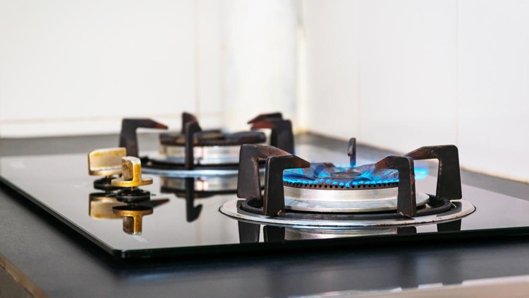 Ilustrasi Cara Membersihkan Kompor Gas Closeup flames from the gas stove in the kitchen.