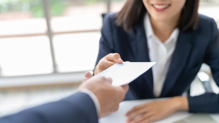 Ilustrasi Gaji Tertinggi di Indonesia Young Asian business woman receiving salary or bonus money from boss or manager at office happily.