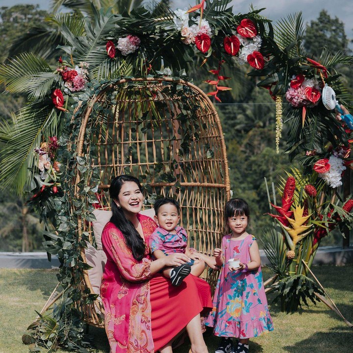 <p>Sejak awal bulan Juli, Kahiyang sudah memberikan kode soal kabar kehamilannya, Bunda. Ia sempat mengunggah foto bersama dua anaknya dan menuliskan caption '+ 1'. (Foto: Instagram @ayanggkahiyang)</p>