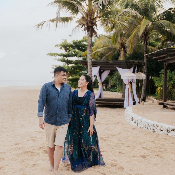 <p>Kahiyang juga membagikan momen saat berdua bersama suaminya, Bobby Nasution. Banyak netizen mulai berkomentar soal kabar kehamilan ketiga wanita 31 tahun ini. (Foto: Instagram @ayanggkahiyang)</p>