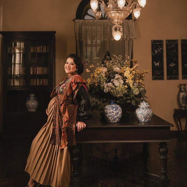 <p>Baru-baru ini, Kahiyang membagikan potret baby bump kehamilannya yang sudah tampak besar di media sosial. Kahiyang terlihat glowing dan cantik mengenakan dress batik berwarna cokelat. (Foto: Instagram @ayanggkahiyang)</p>