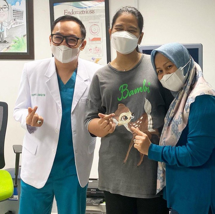<p>Kahiyang terlihat santai mengenakan pakaian yang casual saat kontrol ke dokter, Bunda. Foto ini banjir ucapan selamat dan doa dari para netizen. (Foto: Instagram @okyprabudi)</p>