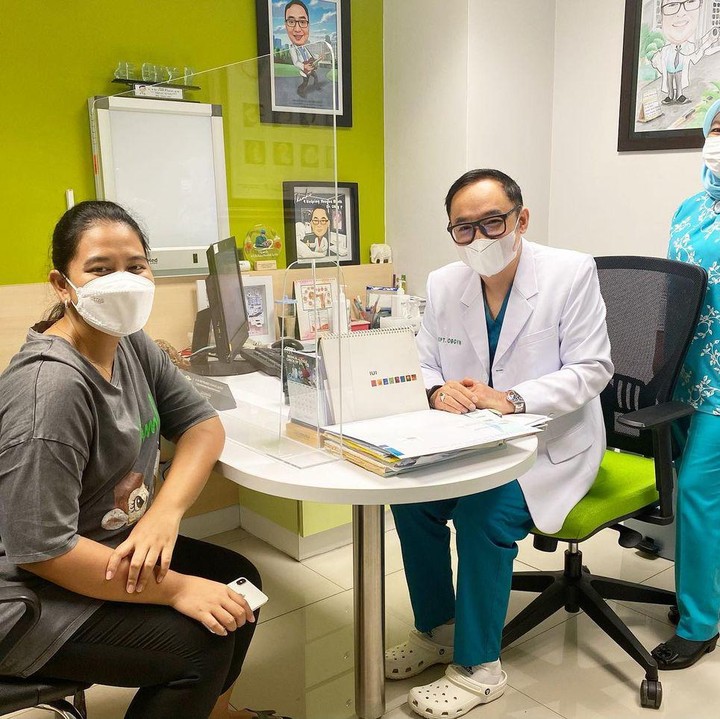 <p>Nah, baru-baru ini, dokter kandungan yang menangani kehamilan Kahiyang di Rumah Sakit Columbia Asia Indonesia, mengunggah potret saat Bunda dua anak ini kontrol kandungan. (Foto: Instagram @okyprabudi)</p>