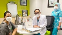 <p>Nah, baru-baru ini, dokter kandungan yang menangani kehamilan Kahiyang di Rumah Sakit Columbia Asia Indonesia, mengunggah potret saat Bunda dua anak ini kontrol kandungan. (Foto: Instagram @okyprabudi)</p>