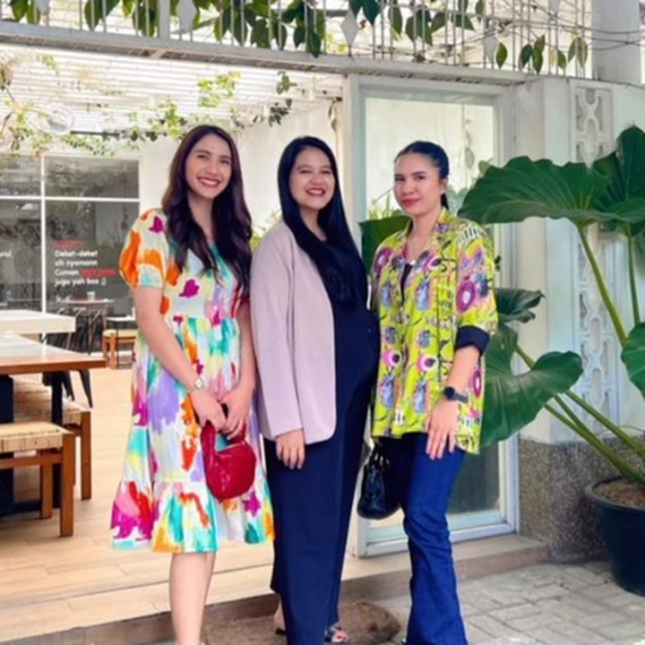 <p>Dalam beberapa kesempatan, Kahiyang sebenarnya sudah memperlihatkan baby bump kehamilan ketiganya. Salah satunya saat menghabiskan waktu dengan para sahabat. (Foto: Instagram @ayanggkahiyang)</p>