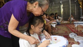 FOTO: Melestarikan Bordir Tradisional Hanoi
