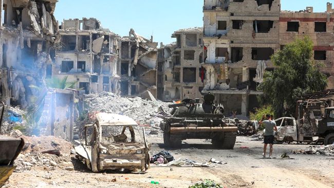 Ulama Top Taliban Tewas Usai Madrasah Dibom ISIS Rahimullah Haqqani terkenal karena pidatonya yang berapi-api melawan teroris ISIS dan ia pun tewas akibat serangan bom bunuh diri yang didalangi kelompok itu.