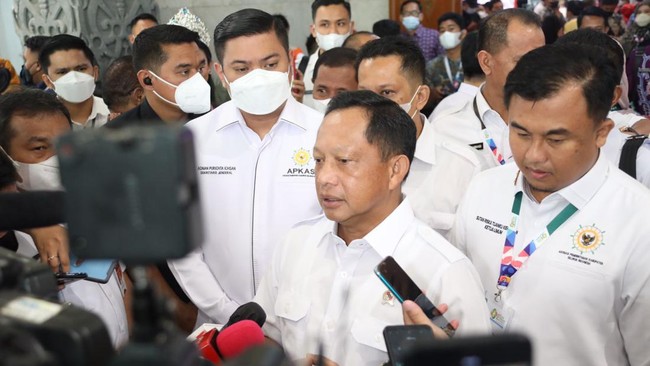 Saat mengikuti rapat di Aceh, Mendagri Tito mengatakan dia akan mencopot penjabat kepala daerah bila dalam evaluasi triwulan menunjukkan tak ada terobosan.