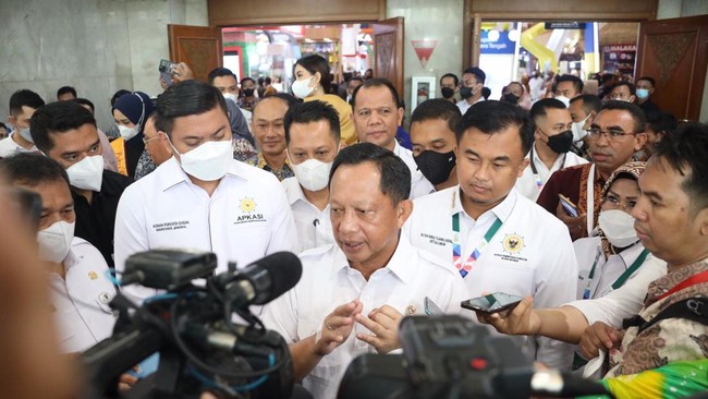 Mendagri Tito mewanti-wanti setiap kepala daerah untuk bisa menangani inflasi. Dia pun menyebut keberhasilan menangani inflasi akan menentukan elektabilitas.