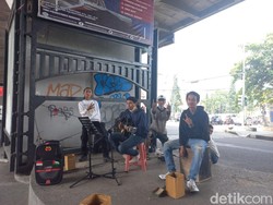 Pejuang Rupiah Antimaksa di Simpang Dago Bandung