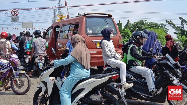 Fashion nyentrik remaja di Citayam Fashion Week sangat kontras dengan keadaan Citayam sebenarnya, mengaburkan perhatian dari minimnya ruang publik di Citayam.