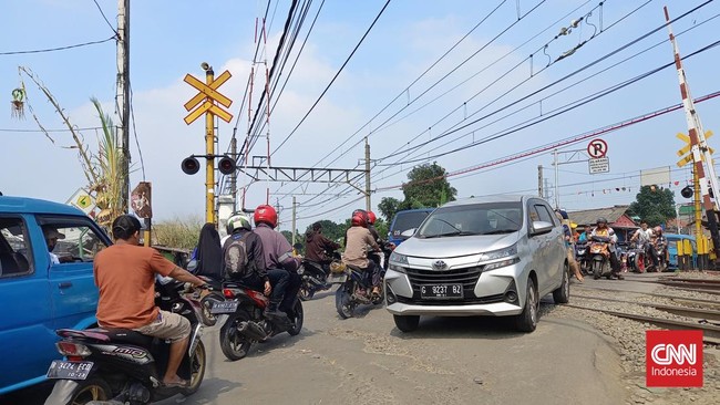 Ada tujuh kendaraan prioritas di jalan tetapi bila di persimpangan kereta yang utama didahulukan adalah kereta.