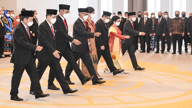 Pejabat Otoritas Jasa Keuangan (OJK) ramai-ramai mengundurkan diri pada Jumat (30/1). Kini, jajaran pejabat di otoritas itu tersisa delapan orang, siapa mereka?