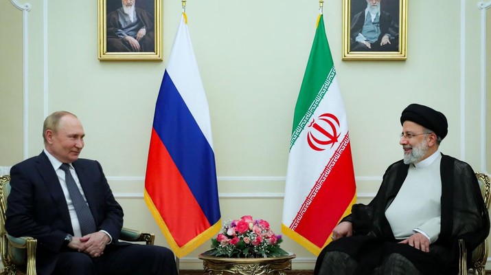 Pemimpin Tertinggi Iran Ali Khamenei (kiri) bertemu dengan Presiden Rusia Vladimir Putin (kanan) di Teheran, Iran pada 19 Juli 2022. (Anadolu Agency via Getty Images)