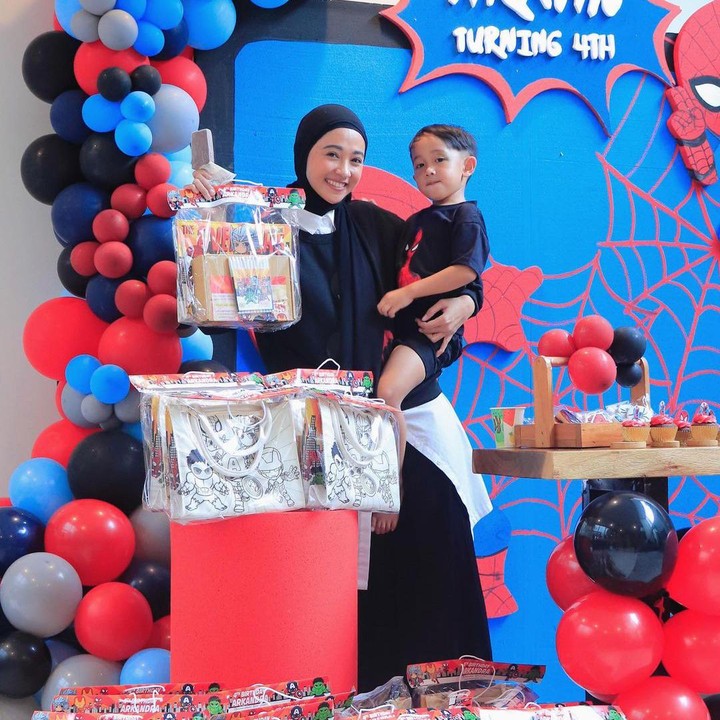 <p>Poppy dan keluarga merayakan ulang tahun Arkan dengan sederhana di rumah. Dalam unggahan terbarunya ini, Poppy mencurahkan isi hatinya tentang tumbuh kembang anaknya. <em>"Dear Ade, ade sekarang sudah 4 tahun. mungkin beberapa org yg tau ade, ade itu spesial bgt, harus bener2 extra rawat ade. Tp ibu percaya suatu saat nanti, ade bisa jadi versi terbaik utk diri ade sendiri, harus bisa lebih mandiri ya nak," </em>tulis Poppy sebagai keterangan fotonya. (Foto: Instagram @poppybungariphat)</p>
