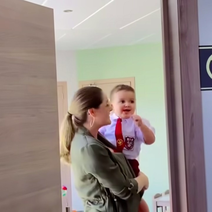 <p>Berbeda dengan Leina, Lars justru masih mengenakan pakaian lengkap usai dijemput dari day care. Ia juga terlihat tidak ingin melepaskan seragam tersebut. (Foto: YouTube Tuan Tanah Belgia)</p>