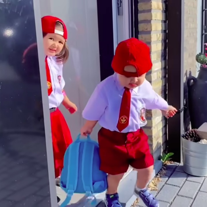<p>Bunda masih ingat dengan pasangan Indonesia-Belgia, El dan Liz? Baru-baru ini kedua anak mereka, Lars Jordan dan Leina Greece pergi sekolah dengan menggunakan seragam SD khas anak Indonesia lho meskipun sekolah di Belgia, lho. (Foto: YouTube Tuan Tanah Belgia)</p>
