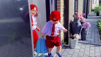 <p>Bunda masih ingat dengan pasangan Indonesia-Belgia, El dan Liz? Baru-baru ini kedua anak mereka, Lars Jordan dan Leina Greece pergi sekolah dengan menggunakan seragam SD khas anak Indonesia lho meskipun sekolah di Belgia, lho. (Foto: YouTube Tuan Tanah Belgia)</p>