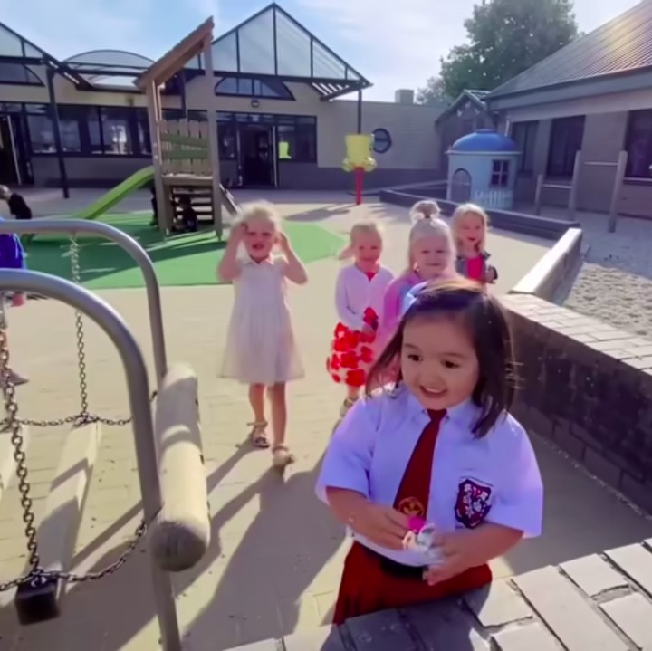 <p>Leina terlihat cantik dengan seragam putih dan rok merah khas anak SD. Ia juga mengenakan kaos kaki dan sepatu langsung dari Indonesia. (Foto: YouTube Tuan Tanah Belgia)</p>