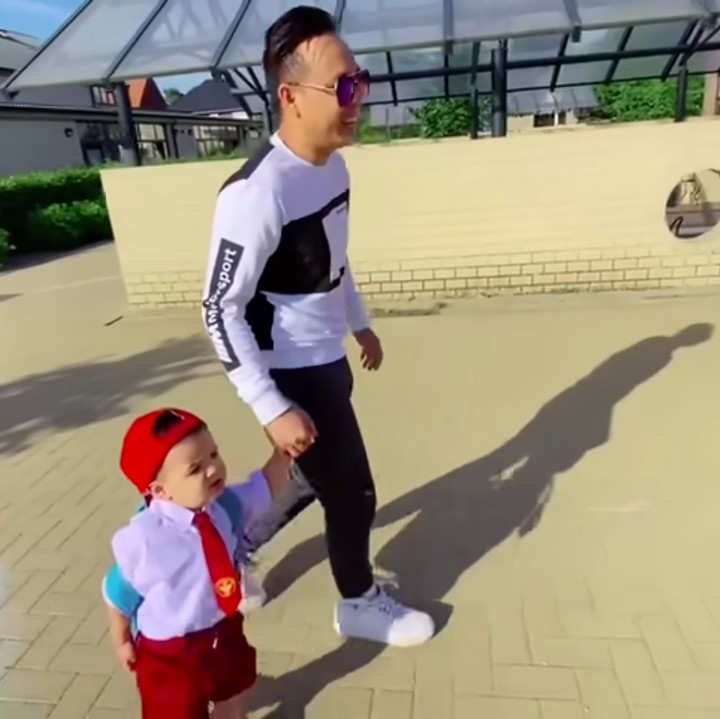 <p>Sementara itu, Lars terlihat menggemaskan dengan seragam sekolah dan topi yang dikenakan nih, Bunda! (Foto: YouTube Tuan Tanah Belgia)</p>