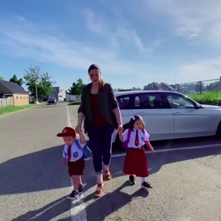 <p>Leina dan Lars sangat bersemangat ketika pergi sekolah menggunakan seragam SD dari Indonesia, Bunda. Ketika sampai sekolah, mereka pun menjadi pusat perhatian. (Foto: YouTube Tuan Tanah Belgia)</p>