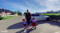 <p>Leina dan Lars sangat bersemangat ketika pergi sekolah menggunakan seragam SD dari Indonesia, Bunda. Ketika sampai sekolah, mereka pun menjadi pusat perhatian. (Foto: YouTube Tuan Tanah Belgia)</p>