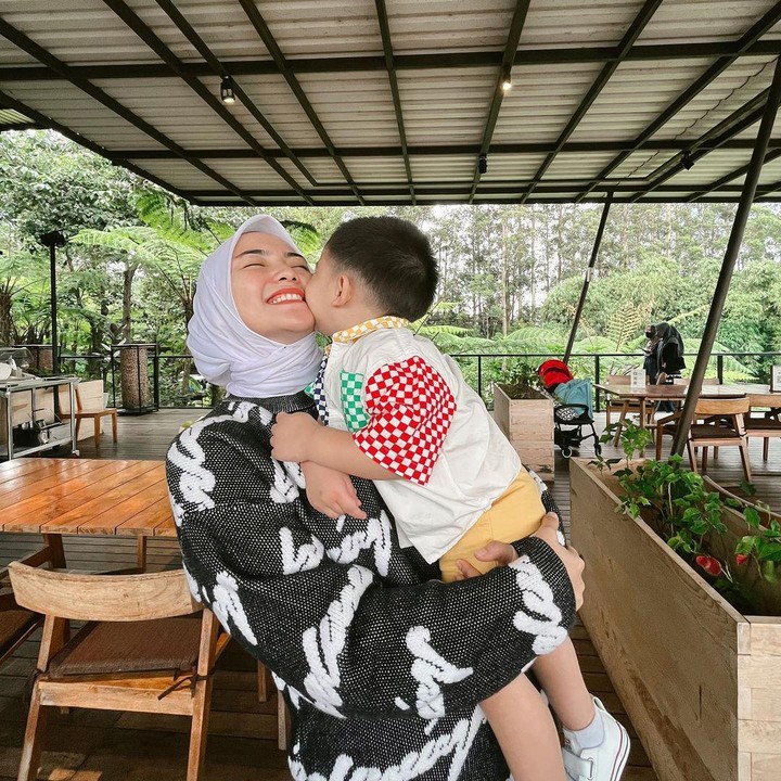 <p>Potret berikutnya, Athar yang tidak berhenti menyium Citra pun tertangkap kamera. “Mama nya diciumin mulu nihh gemess… <em>#masyaallahtabarakallah</em>,” ungkap Citra. (Foto: Instagram @citraciki)</p>
