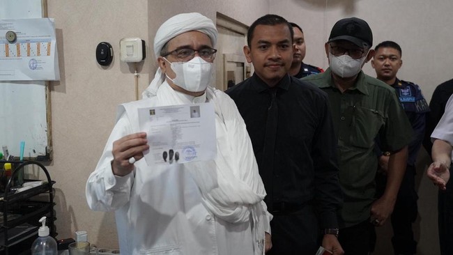 Eks Pimpinan Front Pembela Islam (FPI) Rizieq Shihab tiba di Balai Pemasyarakatan (Bapas) Jakarta Pusat untuk mengurus manajemen pembebasan murni.