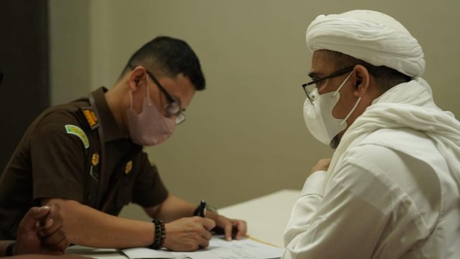 Pengacara Rizieq Shihab, Aziz Yanuar mengatakan kliennya mencabut gugatan yang dilayangkan terhadap Kepala Balai Pemasyarakatan (Kabapas) Jakarta Pusat.