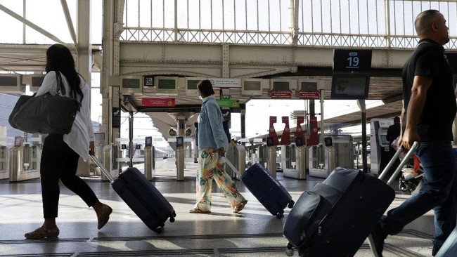Sejumlah warga negara Indonesia (WNI) di Prancis mengeluhkan gelombang panas yang memicu kekacauan jadwal transportasi umum, seperti kereta hingga bus.