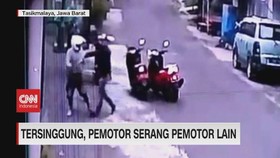 VIDEO: Tersinggung, Pemotor Serang Pemotor Lain