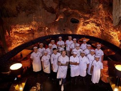 MUA Jualan Pentol hingga Fakta Restoran Gua yang Ditutup di Bali